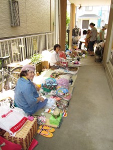 7-11SOTO 外のフリマの様子